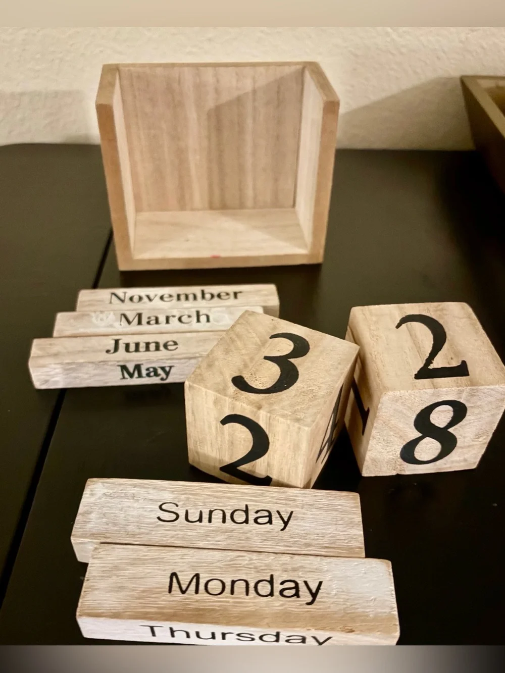 Wooden block desk calendar
